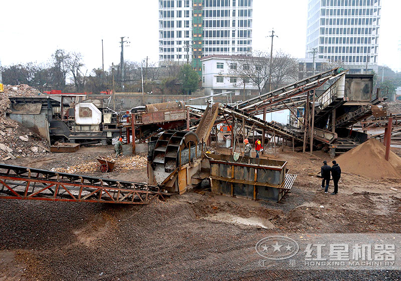 建筑垃圾制沙現(xiàn)場(chǎng)，配置車載制沙機(jī)